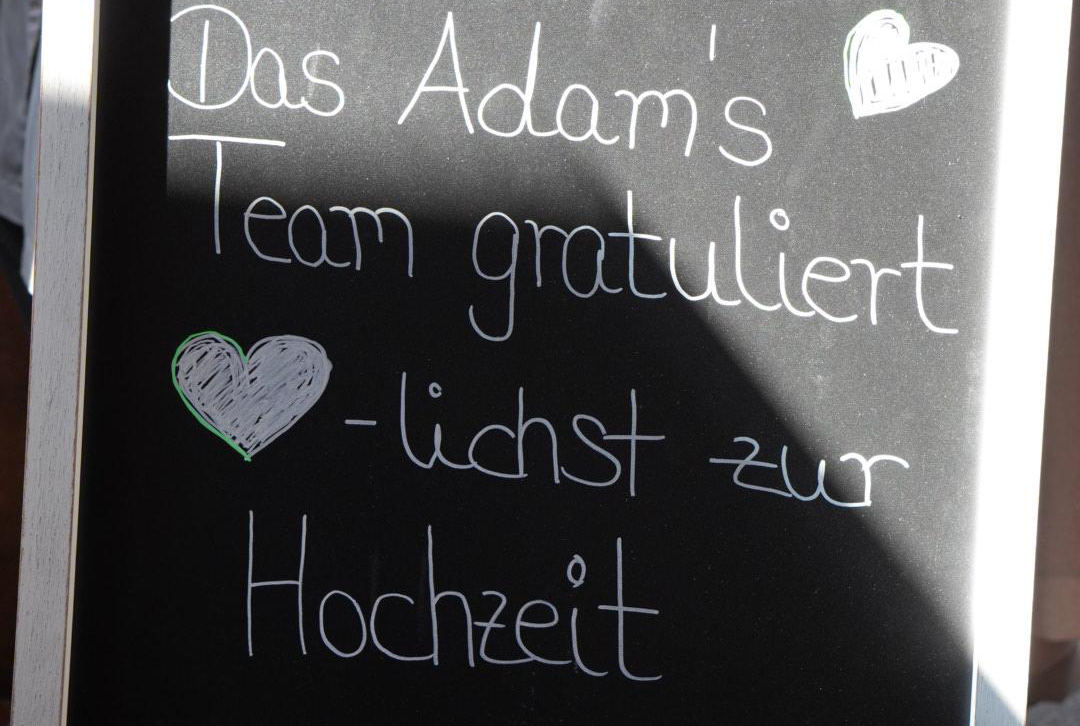 Gratulationstafel des Adams-Teams zur Hochzeit