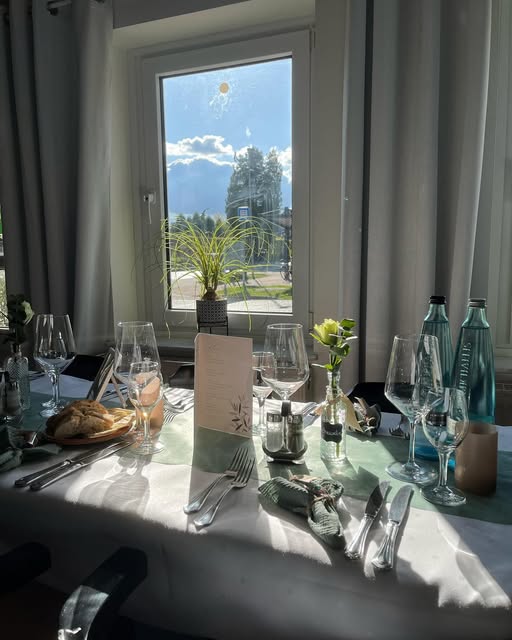 Festlich eingedeckte Tafel fuer eine Feier im Adams