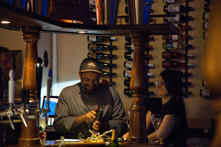 Blick auf das Weinregal in der Lounge