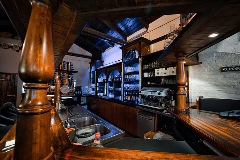 Bar mit Kaffeemaschine und Zapfanlage