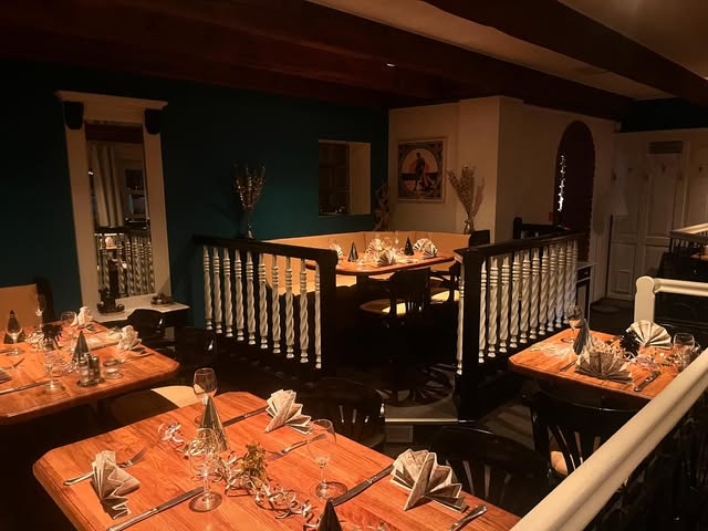 Eingedeckter Gastraum der Adams Tapas und Weinlounge