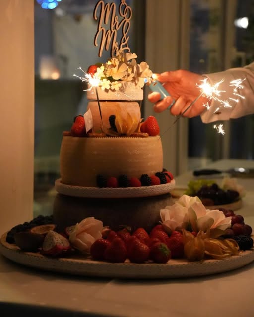 Hochzeitstorte mit Wunderkerzen bei einer Feier im Adams